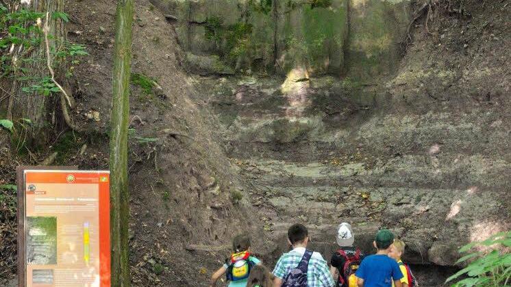 Eine Station führt sogar in einen kleinen Steinbruch.