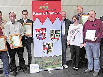 Geehrt wurden in Weißenbrunn für jahrzehntelange Mitgliedschaft im Deutschen Volkssportverband (von links): Karl-Heinz Bär (Wanderfreunde Schwarzenbach/Saale), Markus Becker (Wanderfreunde Katschenreuth), Jochen Pils (TSV Küps), Benedikt Ludwig (TSV Wiesenfeld), DVV-Präsident Uwe Kneibert, Bezirksvorsitzende Betty Berdami, Andreas Freitag (Wanderfreunde Sachsen bei Ansbach), Alfred Müller (Wanderfreunde "Alte Feste" Zirndorf) und DVV-Vizepräsident Manfred Fitzner.