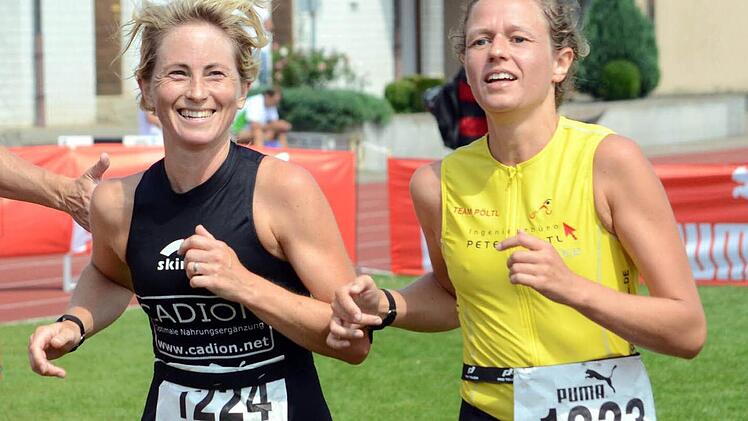 Das Ziel vor Augen und noch genug Kraft für ein Lächeln: Beim 29. Herzoman bogen Daniela Rothe und Janice Plötzner gemeinsam in die letzte Kurve ein schafften es in die Top Ten der Altersklasse W35. Foto: herzopress/Archiv