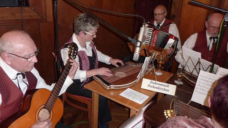 Die Rothenkirchener Stubenmusik bereicherte den Jubiläumsabend.