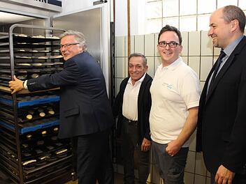 Wolfram Ungermann (links) von der Herstellerfirma war eigens aus dem Ruhrgebiet gekommen, um sich von der Funktion des Kältesystems zu überzeugen. Im Bild mit Gerhard und Maximilian Ley, sowie Bürgermeister Johannes Krapp (v. l.) Foto: Evi Seeger