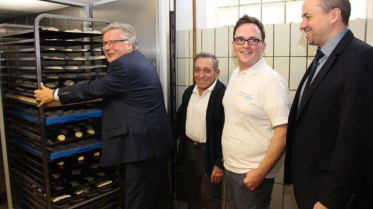 Wolfram Ungermann (links) von der Herstellerfirma war eigens aus dem Ruhrgebiet gekommen, um sich von der Funktion des Kältesystems zu überzeugen. Im Bild mit Gerhard und Maximilian Ley, sowie Bürgermeister Johannes Krapp (v. l.) Foto: Evi Seeger