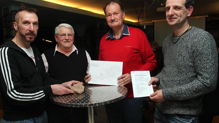 für online Die Vorstandschaft des Vereins für Heimatgeschichte Eltmann mit Vorsitzendem Rainer Reitz; er hält den Abdruck eines Fußtritts eines Sauriers in Händen; ferner Willi Lediger, Günther Reiß und Matthias Römmelt (von links). Fotos: Günther Geiling