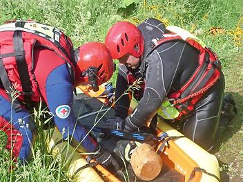 Hier wird Reanimation an Land geübt. Foto: privat