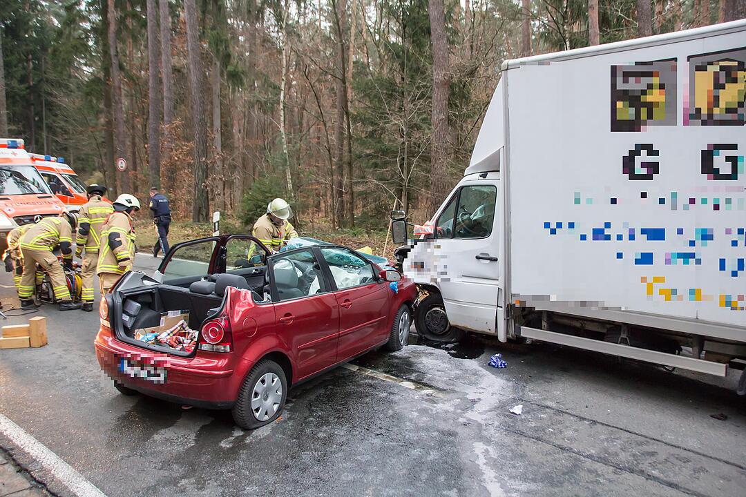 Fürth: Schwerer Unfall - Feuerwehr muss Frau befreien