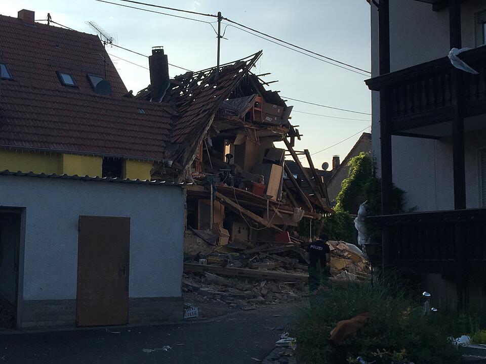 Wohnhaus in Unterfranken stürzt nach Verpuffung ein: Vier Menschen teils schwer verletzt