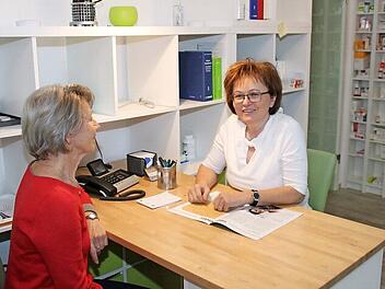 Eine Patientin lässt sich von Hausärztin Gabriele Brütting beraten.  Foto: Carmen Schwind