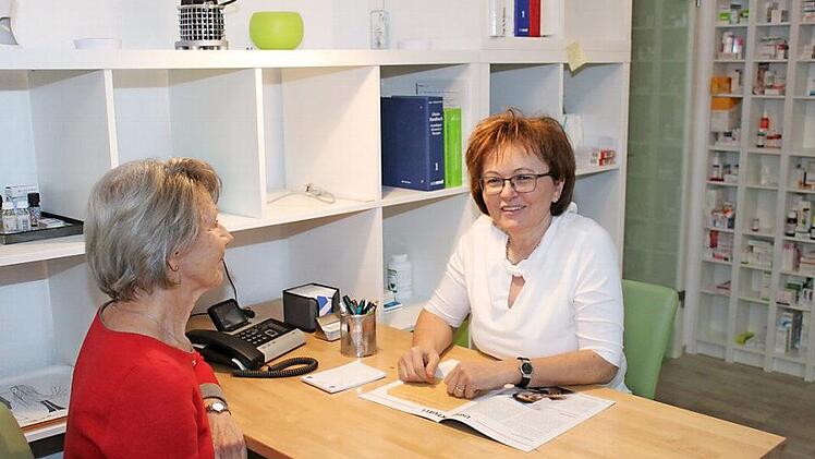 Eine Patientin lässt sich von Hausärztin Gabriele Brütting beraten.  Foto: Carmen Schwind