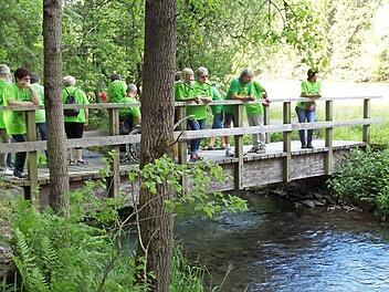 Brainwalking im schönen Landleitenbachtal bedeutet Sport mit Spaß und Training der Sinne. Rechts Birgit Schmitt, zertifizierte Neurofitness- und Brainwalkingtrainerin.  Foto: K.- H. Hofmann