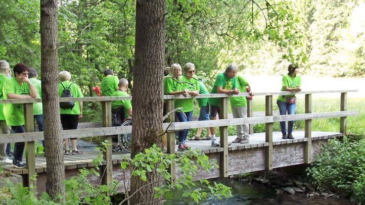 Brainwalking im schönen Landleitenbachtal bedeutet Sport mit Spaß und Training der Sinne. Rechts Birgit Schmitt, zertifizierte Neurofitness- und Brainwalkingtrainerin.  Foto: K.- H. Hofmann
