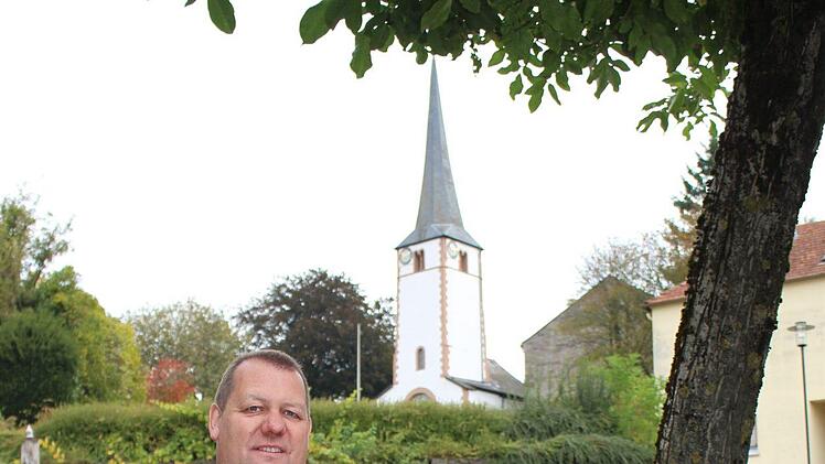 Seit 50 Jahren wohnt Bernold Martin auf seinem Hof mit Blick auf das kirchliche Zentrum von Schondra. Foto: Julia Raab