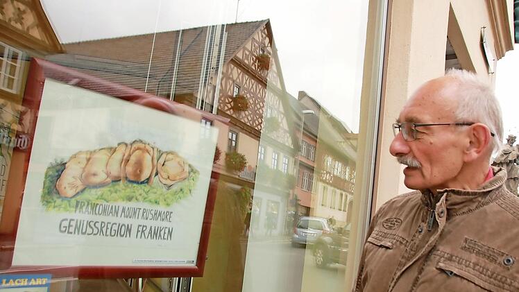 Hermann Hacker vor einem seiner Bilder am Tourismus-Service
