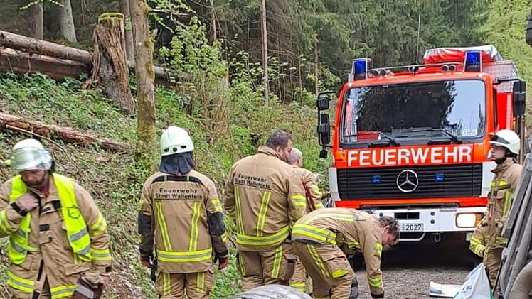 Landkreis Kronach: Spektakulärer Lkw-Unfall in Waldgebiet - Ladung rollt Abhang hinunter