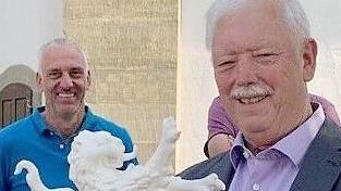 Nach dem Gottesdienst präsentierte Fridolin Weigand stolz den Heimatpreis der Bevölkerung.