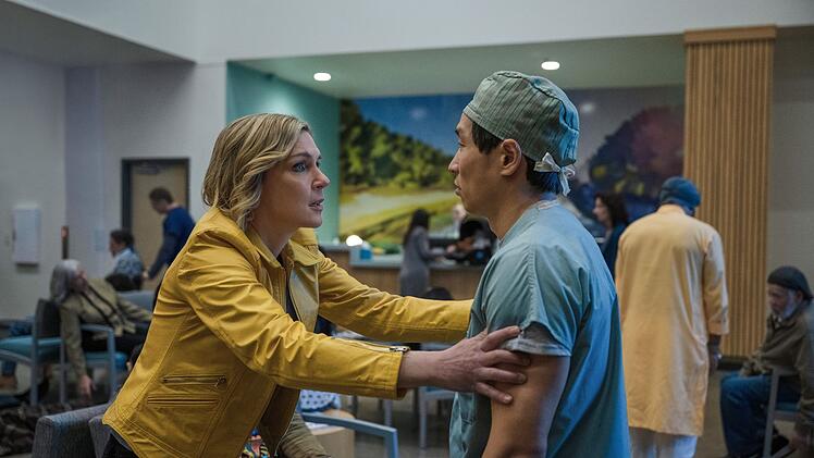 Was ist hier los? Carol (Rhea Seehorn) versucht, einen Klinikarzt wachzur&uuml;tteln. Sie erlebt in Folge eins eine Art dystopisches Weltereignis. Von der Pilotfolge sollte man sich jedoch nicht auf die falsche F&auml;hrte locken lassen. Die Serie entwickelt sich danach noch in (mehrere) ungeahnte Richtungen.