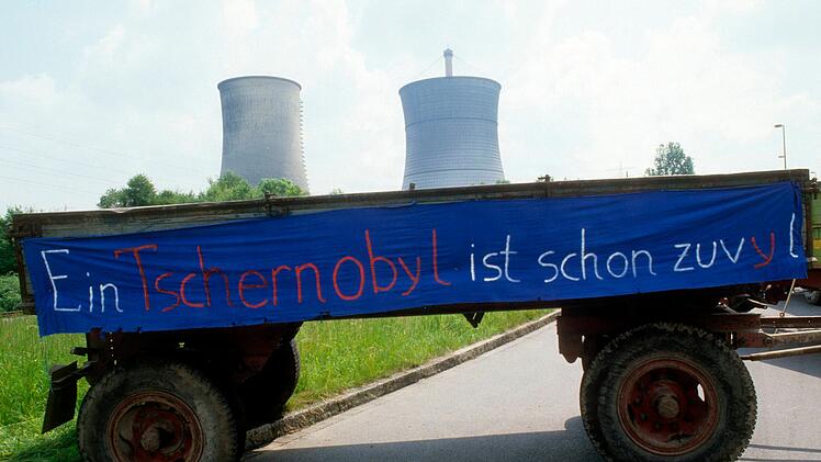 Die Unmuts&auml;u&szlig;erung auf einem die Stra&szlig;e blockierenden Anh&auml;nger vor dem Kernkraftwerk in Hamm-Uentrop zeigt die Stimmung in der BRD.