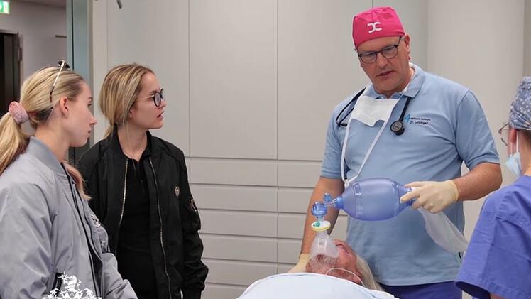 Shania und Davina Geiss begleiten ihren Vater bei der OP.