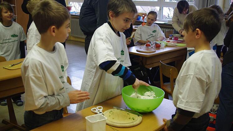 Tim, Dimitrij und Justin (von links) bereiten die Gemüse-Quark-Paste für die vegetarischen Sandwiches zu.