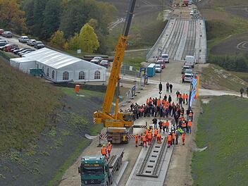 Hier wurde der Baubeginn gefeiert. Links ist das extra errichtete Festzelt zu sehen. Fotos: Roland Rinklef