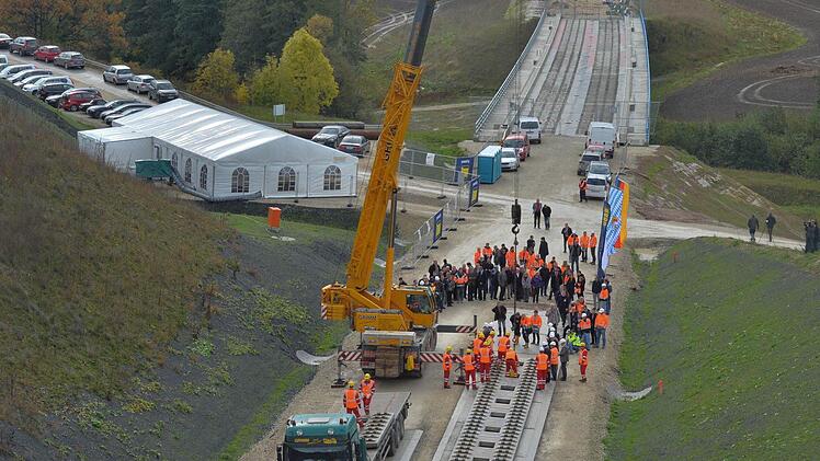 Hier wurde der Baubeginn gefeiert. Links ist das extra errichtete Festzelt zu sehen. Fotos: Roland Rinklef
