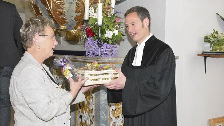 Pfarrer Peter Bauer hatte viel Herzblut in das Pfarrzentrum gesteckt und sei beim Bau öfters in Arbeitskleidung anzutreffen gewesen. Kirchenvorstandsvorsitzende Elisabeth Köhler dankte ihm dafür. Foto: Schmidt