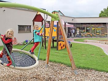 Auf der Schaukel: Milla (links) und Hannah spielen auf dem Gelände des neuen Kindergartens "Zwergenhaus" in Haßfurt.  Fotos: Klaus Schmitt