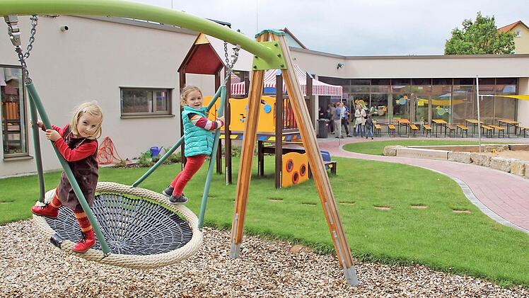 Auf der Schaukel: Milla (links) und Hannah spielen auf dem Gelände des neuen Kindergartens "Zwergenhaus" in Haßfurt.  Fotos: Klaus Schmitt