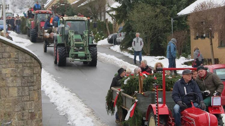 Ein Tross aus mehreren Traktoren brachte die "Bürgermeister"-Bäume an Ort und Stelle. Foto: Doris Bauer