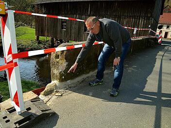 Harald Will von der Verwaltungsgemeinschaft Trebgast informierte sich über den Schaden in Waizendorf. Er ist "stinksauer". Foto: Dieter Hübner