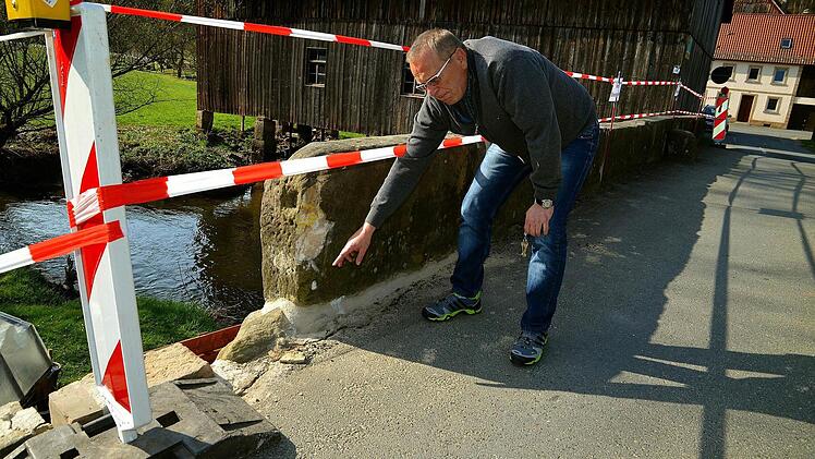Harald Will von der Verwaltungsgemeinschaft Trebgast informierte sich über den Schaden in Waizendorf. Er ist "stinksauer". Foto: Dieter Hübner