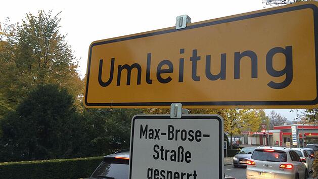 Auch in der Ketschendorfer Stra&szlig;e weisen Schilder auf die Sperrung der Max-Brose-Stra&szlig;e hin. Foto: Jochen Berger