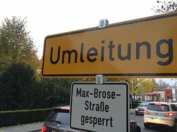 Auch in der Ketschendorfer Straße weisen Schilder auf die Sperrung der Max-Brose-Straße hin. Foto: Jochen Berger