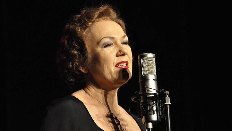 Christa Platzer als Edith Piaf.  Foto: Peter Klopf