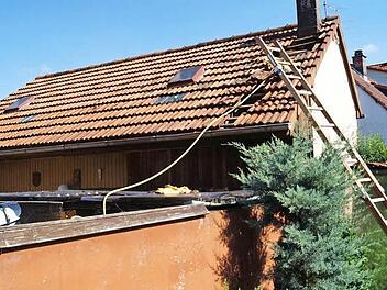 Beim Versuch, den Brand zu löschen, stürzte der Hausbesitzer vom Dach, brach durch ein Vordach und landete auf dem Rücken. Foto: Peter Schmieder