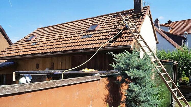 Beim Versuch, den Brand zu löschen, stürzte der Hausbesitzer vom Dach, brach durch ein Vordach und landete auf dem Rücken. Foto: Peter Schmieder