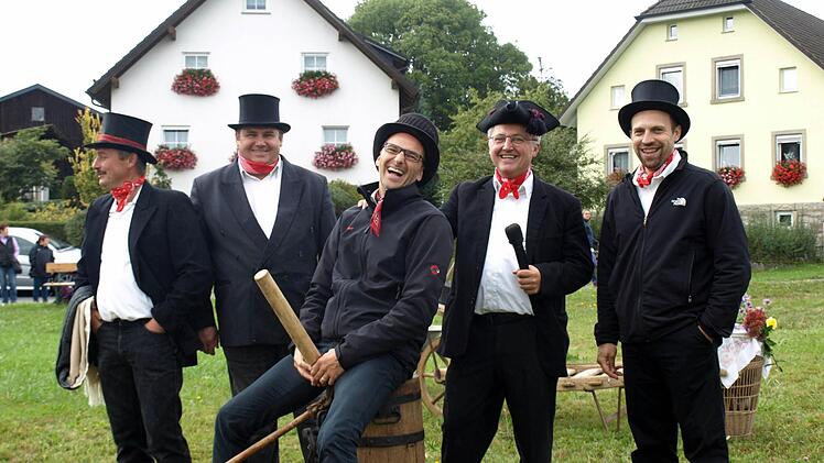 Ein Teil des Kirchweihmontagkomitees mit "Jack" Roland Schmidt (2. v. rechts)Foto: Susanne Deuerling