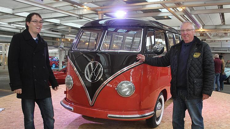 Der alte VW-Bus, ein T1 Samba-Bus, gehörte zu den Höhepunkten der Ausstellung. Liebhaber zahlen für solch ein Gefährt Preise bis zu 200000 Euro. Über dieses Prunkstück freuten sich auch der Vorsitzende des Oldtimer-Stammtisches Kulmbach, Walter Schaller (rechts) und Sebastian Türk.Sonny Adam