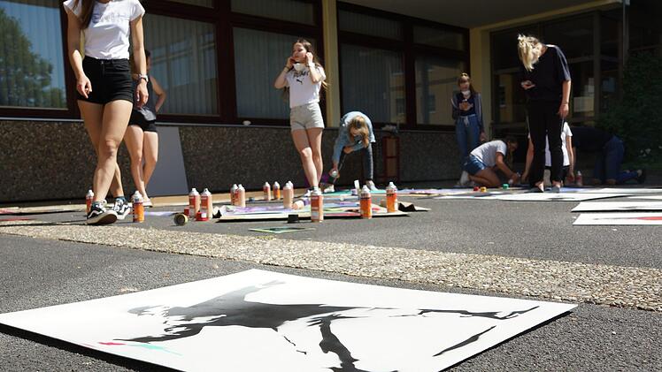 Eines der großformatigen Bilder trocknet in der Sonne.Foto: Arkadius Guzy