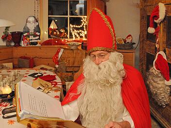 Ludwig Schmitt bereitet  sich in seinem Arbeitszimmer für den  Besuch als Nikolaus bei Kindern und Senioren vor. Am 6. Dezember wird der Nikolaus  mit der Pferdekutsche abgeholt und zum Kindergarten gefahren.  Foto: Karl Heinz Wirth