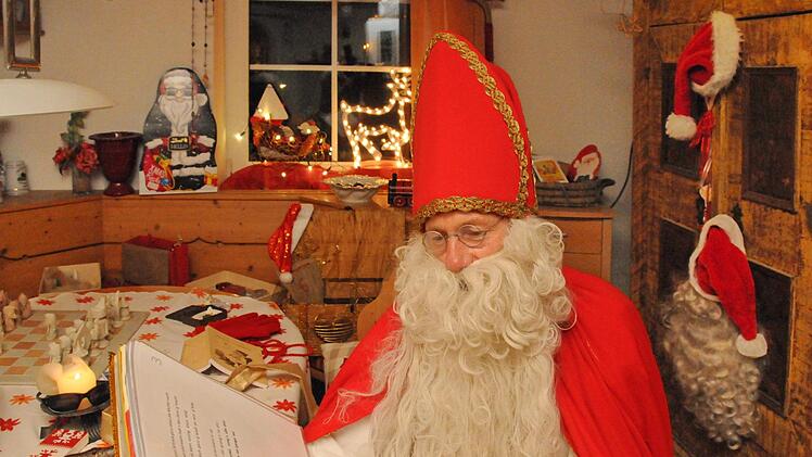 Ludwig Schmitt bereitet  sich in seinem Arbeitszimmer für den  Besuch als Nikolaus bei Kindern und Senioren vor. Am 6. Dezember wird der Nikolaus  mit der Pferdekutsche abgeholt und zum Kindergarten gefahren.  Foto: Karl Heinz Wirth