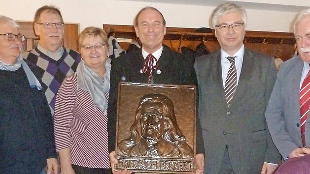 Hans-Dieter Ru&szlig; (Vierter von links) ist mit dem Friedrich-R&uuml;ckert-Kulturpreis geehrt worden. Im Bild (von links) der Vorsitzende des Hauptvereins, Norbert Schmucker, Roland Haderlein und Betti H&ouml;pfner vom Wander- und Heimatverein Kemmern, B&uuml;rgermeister R&uuml;diger Gerst und Hauptkulturwart Reinhold Schweda Foto: p