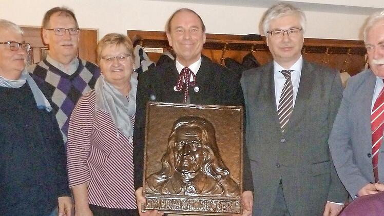 Hans-Dieter Ruß (Vierter von links) ist mit dem Friedrich-Rückert-Kulturpreis geehrt worden. Im Bild (von links) der Vorsitzende des Hauptvereins, Norbert Schmucker, Roland Haderlein und Betti Höpfner vom Wander- und Heimatverein Kemmern, Bürgermeister Rüdiger Gerst und Hauptkulturwart Reinhold Schweda Foto: p