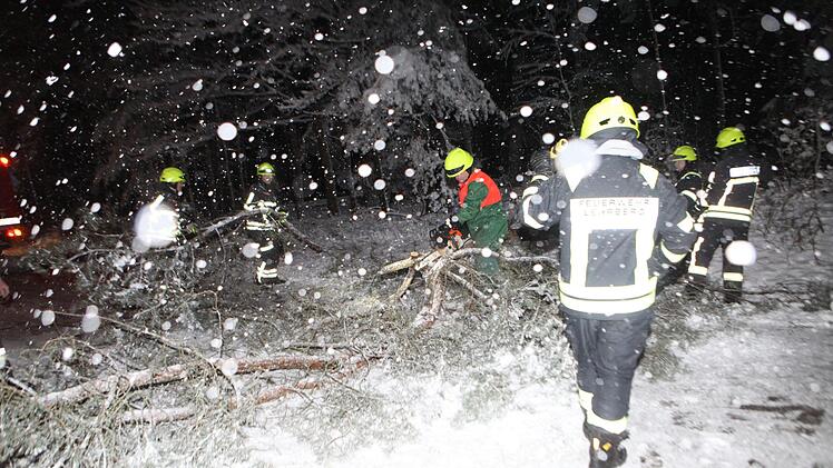 Starker Schneefall sorgte für ein Chaos in Mittelfranken. Am Donnerstag sowie in der Nacht auf Freitag war die Feuerwehr 315 Mal im Einsatz. Foto: NEWS5/Haag