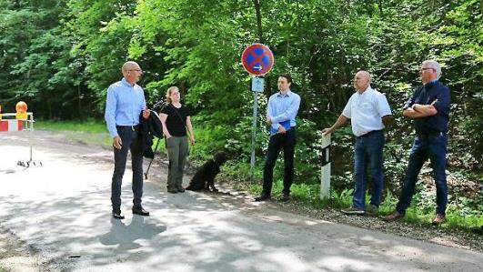 Landrat Christian Meißner (Zweiter von links) informierte über die Straßensperrung. An dem Ortstermin beteiligten sich zudem (von links) Forstbetriebsleiter Peter Hagemann, Forstrevierleiterin Veronika Thiel, Ralf Luger vom Landratsamt, Siegmund Kolb und Hauke Petersen (beide vom Landwirtschaftsamt) sowie BBV-Kreisobmann Michael Bienlein.
