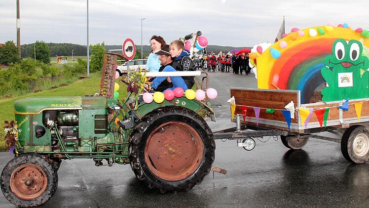 Der Regen machte eine kurze Pause für den Festzug (Hier der Wagen der Kita Villa Regenbogen).