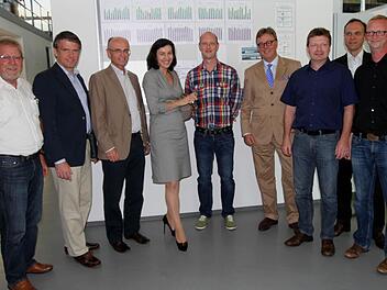 Angenehm überrascht von dem Knowhow und der Bedeutung der Dienstleistung von PID in Sand für die Automobilindustrie zeigten sich die Teilnehmer an der Betriebsbesichtigung mit (von links) dem Sander CSU-Vorsitzendem Gerhard Zösch, Landtagskandidat Steffen Vogel, Landratskandidat Wilhelm Schneider, MdB Dorothee Bär, PID-Geschäftsführer Bernhard Mahr, der 1. Parlamentarische Geschäftsführer der CDU/CSU-Bundestagsfraktion Michael Grosse-Brömer, PID-Geschäftsführer Karl, Huber, Georg Hiernickel u...