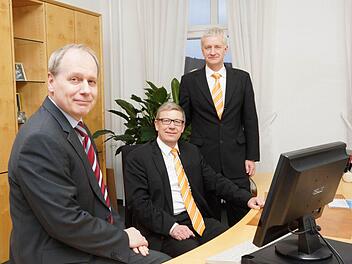 Roland Knoll (links) bekommt einen neuen Kollegen: Jürgen Klubertanz (Mitte) nimmt an der Spitze der Raiffeisenbank Hammelburg den Platz von Bernd Bindrum (rechts) ein. Foto: Arkadius Guzy