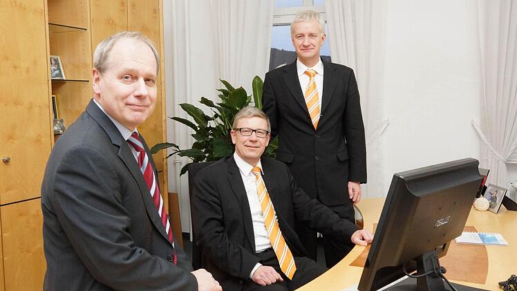 Roland Knoll (links) bekommt einen neuen Kollegen: Jürgen Klubertanz (Mitte) nimmt an der Spitze der Raiffeisenbank Hammelburg den Platz von Bernd Bindrum (rechts) ein. Foto: Arkadius Guzy