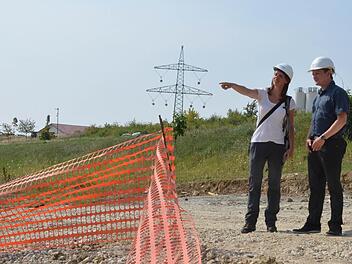 Petra Theile von der ökologischen Bauaufsicht am Maststandort 116 im Gespräch mit Tennet-Pressesprecher Markus Lieberknecht. Foto: Rainer Lutz