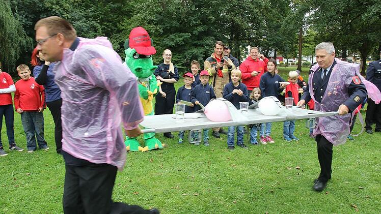 KBR Manfred Lorenz und KBM Christian Boßecker meisterten den Wassertransport mit Bravour. Foto: Michael Stelzner